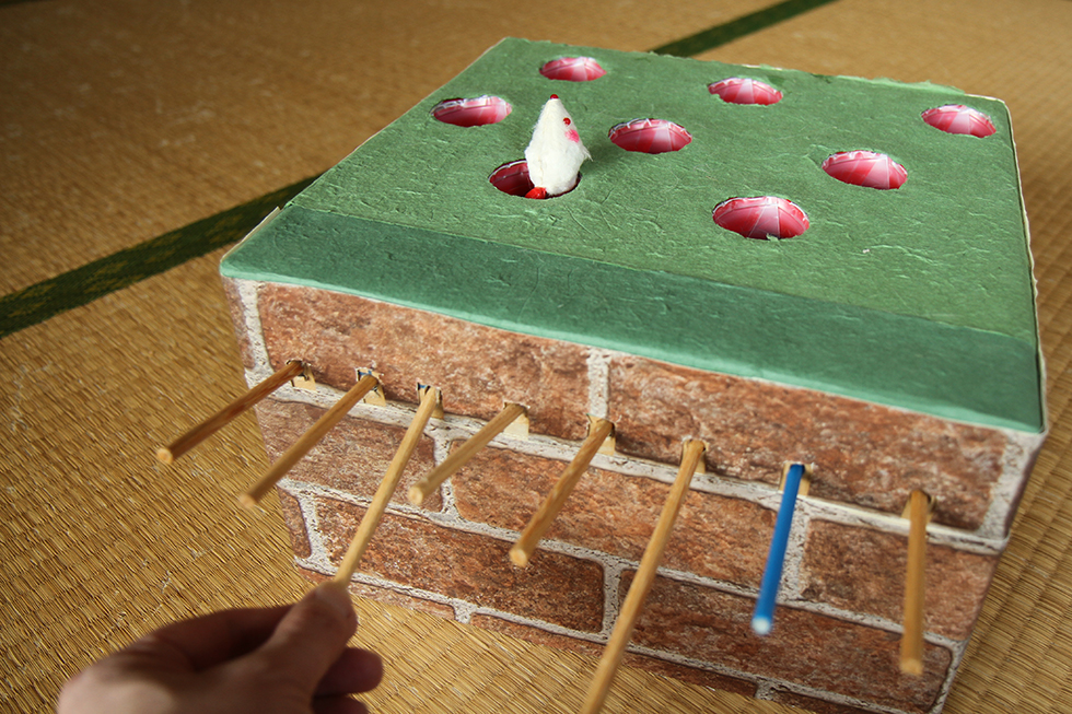 レバー下げるともぐら(ねずみ)が飛び出す単純な構造